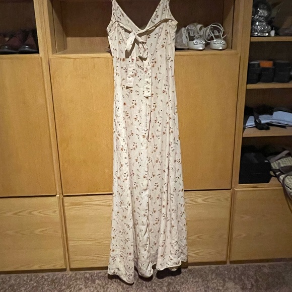 Medium maxi length sundress with floral pattern - Picture 2 of 3
